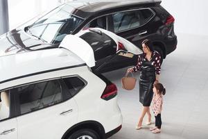 moeder met haar dochter wandelen samen in de buurt modern auto- binnenshuis foto