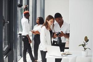 op zoek Bij de camera. groep van Afrikaanse Amerikaans bedrijf mensen werken in kantoor samen foto