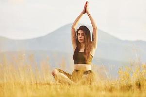 mooi jong vrouw aan het doen yoga opdrachten. majestueus Karpaten bergen. mooi landschap van onaangeroerd natuur foto