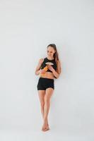 mooi lichaam. jong vrouw in sportief kleren aan het doen gymnastiek binnenshuis foto