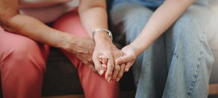 psychologie, depressie. lijden Aziatisch oud vrouw, overleg plegen met psycholoog, psychiater terwijl geduldig begeleiding mentaal probleem foto