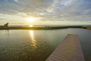 oceaan visie gedurende zonsondergang foto