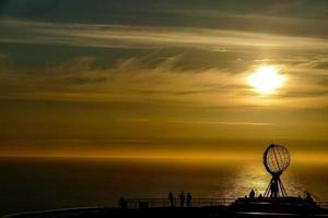 oceaan visie gedurende zonsondergang foto