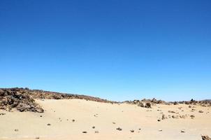 zand en rotsen woestijn foto