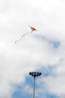 een vlieger vliegend over- een bewolkt lucht foto