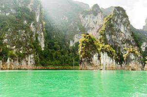 reizen eiland en groen meer Guilin van Thailand foto