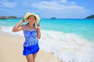 mooi vrouw Aan strand in Thailand foto