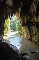 Ingang naar de tham lod grot met stalactiet en stalagmiet foto