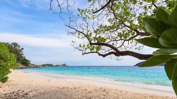 zee en strand van similan eiland in Thailand foto