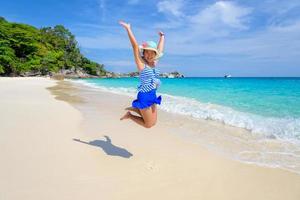 meisje jumping met gelukkig Aan de strand Bij Thailand foto