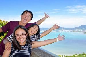 familie van toeristen uitnodigend naar zien de zee in phuket, Thailand foto