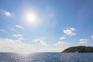 blauw lucht en zee in zomer Thailand foto