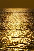 water oppervlakte goud foto