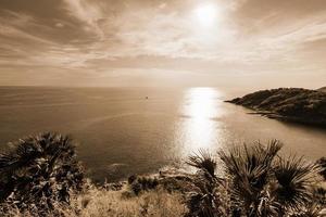 hoog hoek visie eiland en zee Bij laem phromthep Aan sepia kleur toon foto