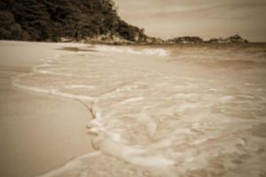 wazig strand in sepia kleur Bij similan eiland, Thailand foto