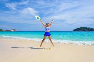 meisje jumping met gelukkig Aan de strand Bij Thailand foto