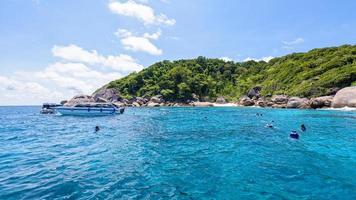 toeristen snorkelen Bij de similan eilanden in Thailand foto