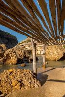 turkoois wateren in es portitxol, ibiza, Spanje. verborgen baai Aan de eiland van ibiza, in sant joan de labritja. foto