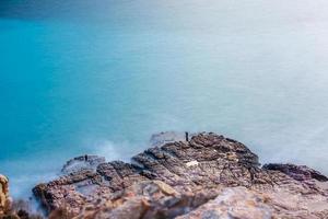 cala salada en saladeta in san antonio een slechte Bij Balearen eilanden Spanje. lang blootstelling, typisch huis voor visvangst boten en rotsen. foto