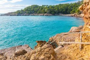 cala salada en saladeta in san antonio een slechte Bij Balearen eilanden Spanje. lang blootstelling, typisch huis voor visvangst boten en rotsen. foto