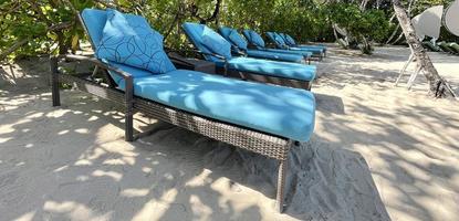 lounge stoelen of strand stoelen Aan wit zand strand in heet zomer dag in luxe tropisch hotel foto