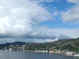 de stad van bergen en de fjorden van Noorwegen foto
