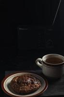 cucur taart en thee geïsoleerd Aan zwart achtergrond. Indonesisch taart foto