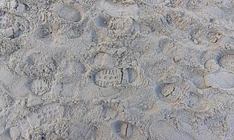 beeld van voetafdrukken in de zand van een strand foto