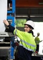 portret van een zwaar uitrusting vrouw ingenieur van een reusachtig industrie foto