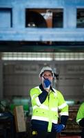 reusachtig machines en materialen zullen worden gevonden in een groot industrieel fabriek. net zo een resultaat, de overdracht vereist de werk van een kraan foto