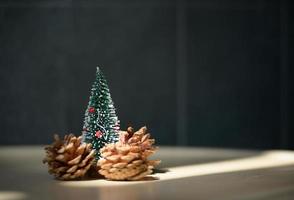 Kerstmis boom met pijnboom kegels versieren Aan de drinken tafel naar bij elkaar passen de Kerstmis atmosfeer. foto