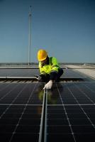technici voorzien per kwartaal zonne- cel onderhoud Diensten Aan de fabriek dak foto