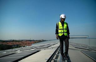 ingenieur in in rekening brengen van zonne- paneel installatie de installatie van zonne- energie foto