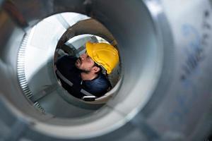 portret van een zwaar uitrusting mannetje ingenieur van een reusachtig industrie foto