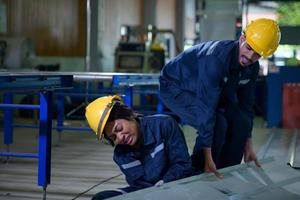 gevaarlijk materialen en machinerie zijn gevonden in groot industrieel faciliteiten. veiligheid overwegingen zijn daarom van de uiterste betekenis. foto