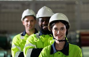 portret van een zwaar uitrusting groep van ingenieur van een reusachtig industrie foto