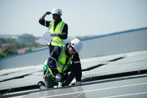 ingenieur in in rekening brengen van zonne- paneel installatie de installatie van zonne- energie foto