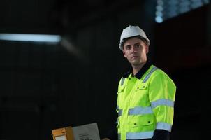 jong ingenieurs ingenieurs testen en bevestigend dat de machinerie Bij de fabriek foto