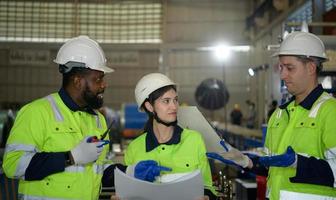 jong vrouw ingenieur aan het leren naar rennen machinerie Bij een fabriek met veteraan ingenieurs foto