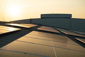 zonne- boerderij Aan dak en zonsondergang zonne- modules voor hernieuwbaar energie technologie foto