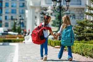 gelukkig kinderen meisjes vriendin schoolmeisje leerling elementair school- foto