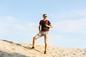 backpacker toerist staand woestijn spoor op zoek mooi bergen landschap visie, wandelen op reis foto