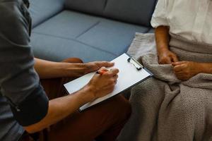 senior vrouw met haar huis verzorger foto