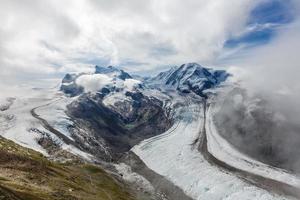 panorama van wolk laag van berg top over- Zwitsers Alpen foto