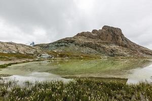 deze gezichtspunt is bovenstaand de wolken, wie omgeving een ander pieken in deze Oppervlakte. foto