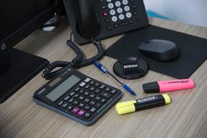 kantoor bureau dingen met telefoon muis en toetsenbord foto