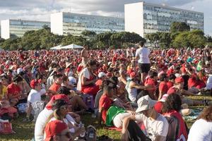 Brazilië, ff, Brazilië jan 1 2023 lula supporters bijeenkomst in voorkant van de nationaal congres tonen ondersteuning voor president lula foto