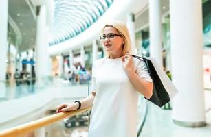 vrouw met boodschappen doen in de winkelcentrum foto