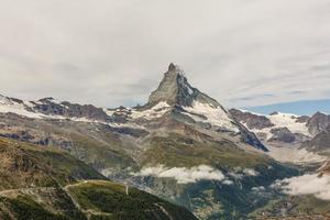 matterhorn achter een mooi meer foto