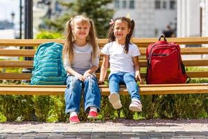 portret van twee mensen mooi hoor schattig lief charmant dromerig aantrekkelijk vrolijk steil haar pre-tiener meisjes broers en zussen tonen terzijde advertentie Promotie kopiëren ruimte achtergrond foto